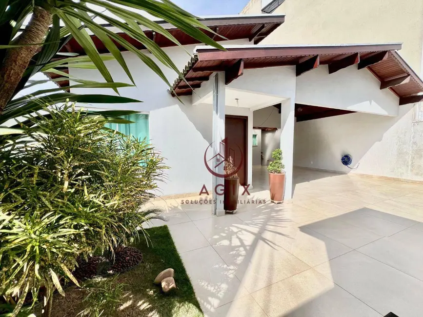 Foto 2 de Casa com 5 quartos à venda, 300m2 em Pouso Alegre - MG