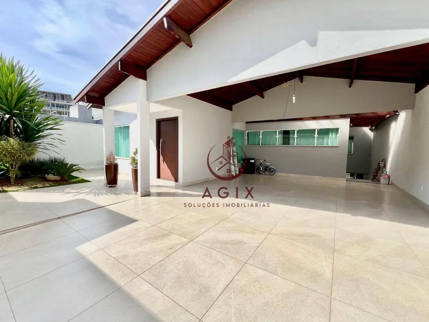Foto 1 de Casa com 5 quartos à venda, 300m2 em Pouso Alegre - MG