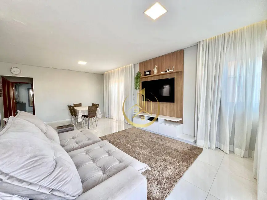 Foto 2 de Casa com 3 quartos à venda, 300m2 em Cidade Vergani, Pouso Alegre - MG