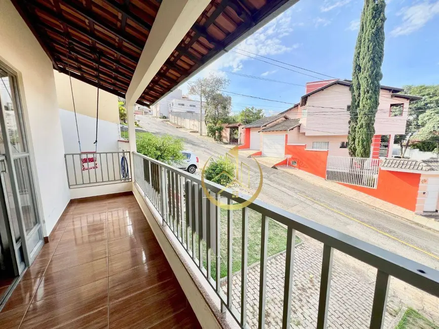 Foto 1 de Casa com 4 quartos à venda, 260m2 em Jardim Paraíso, Pouso Alegre - MG