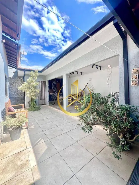 Foto 2 de Casa com 3 quartos à venda, 210m2 em Jardim Noronha, Pouso Alegre - MG