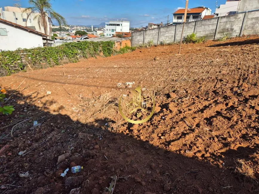 Foto 2 de Terreno / Lote à venda, 237m2 em São Carlos, Pouso Alegre - MG