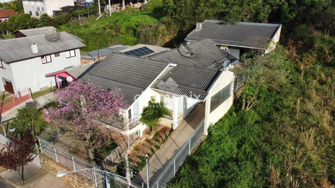 Foto 1 de Casa com 3 quartos à venda, 200m2 em Flores Da Cunha - RS