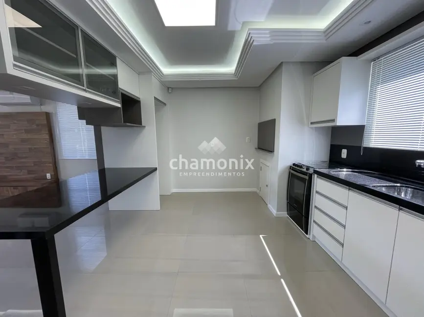 Foto 6 de Sobrado com 3 quartos à venda, 193m2 em Flores Da Cunha - RS