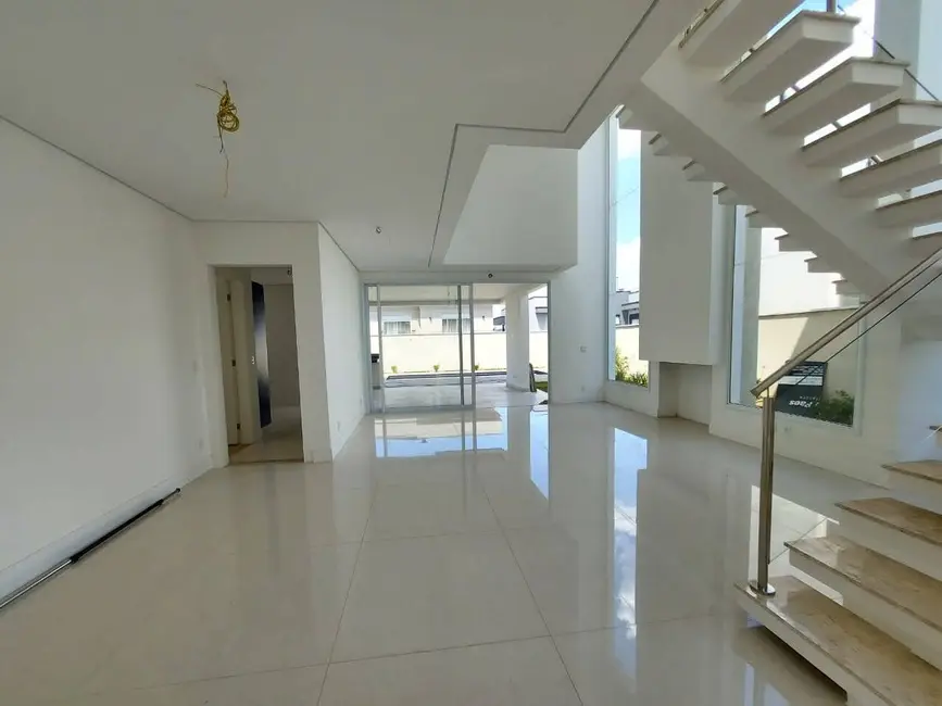 Casa com 4 quartos à venda e para alugar, 450m2 em Alphaville, Santana De Parnaiba - SP - imagem 5 Foto 5 de Casa com 4 quartos à venda e para alugar, 450m2 em Alphaville, Santana De Parnaiba - SP