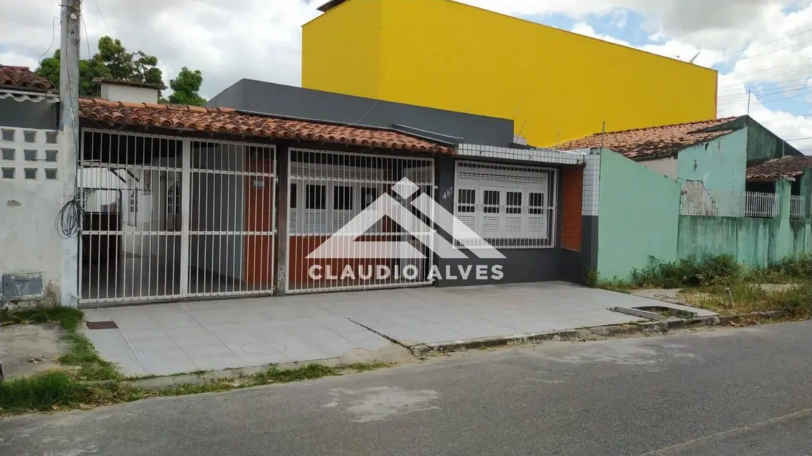 Foto 2 de Casa com 5 quartos à venda, 150m2 em Feira De Santana - BA