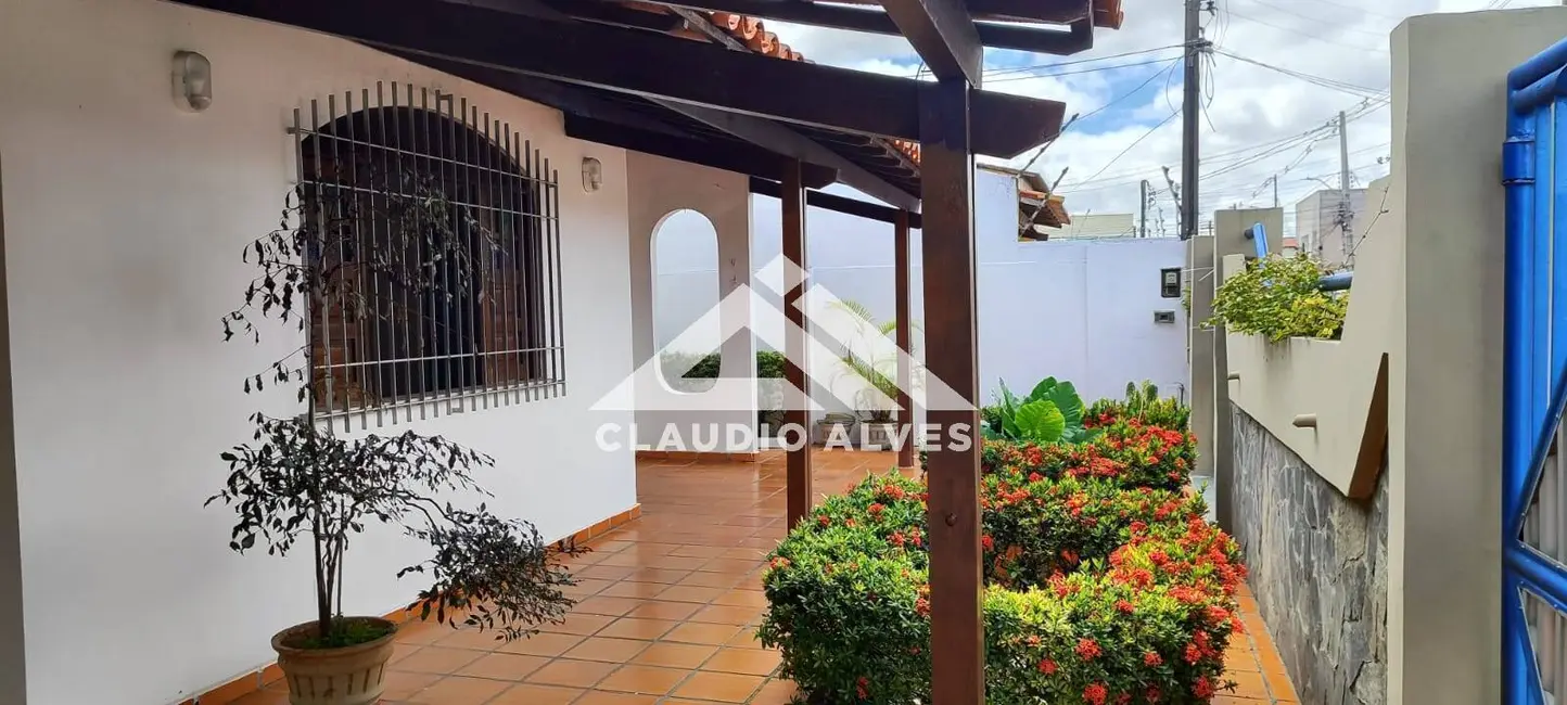 Foto 2 de Casa com 3 quartos à venda, 200m2 em Feira De Santana - BA