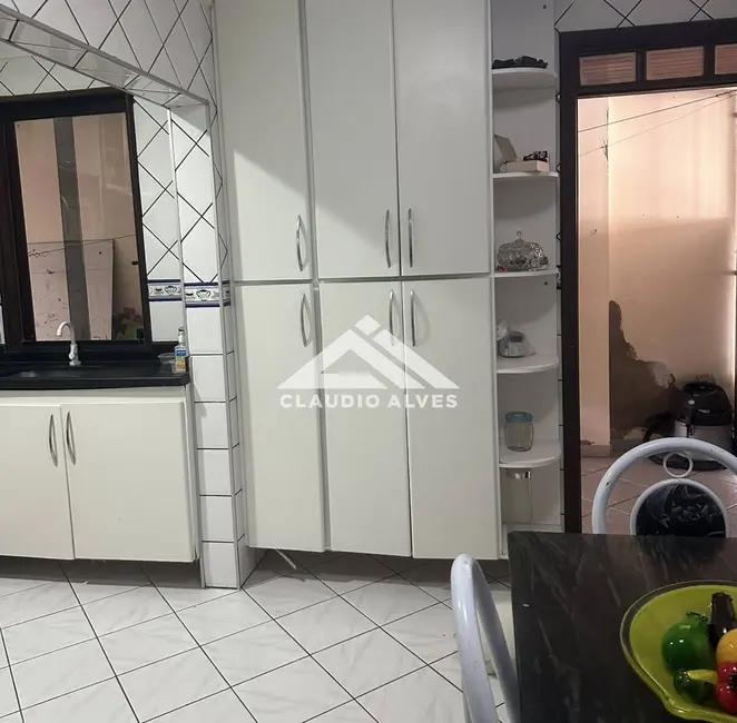 Casa com 5 quartos à venda, 170m2 em Feira De Santana - BA - imagem 8 Foto 8 de Casa com 5 quartos à venda, 170m2 em Feira De Santana - BA
