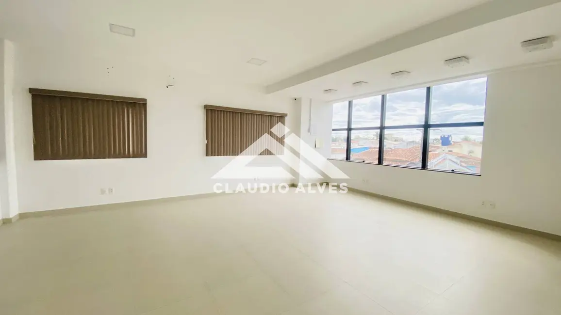 Sala Comercial para alugar, 408m2 em Feira De Santana - BA - imagem 9 Foto 9 de Sala Comercial para alugar, 408m2 em Feira De Santana - BA