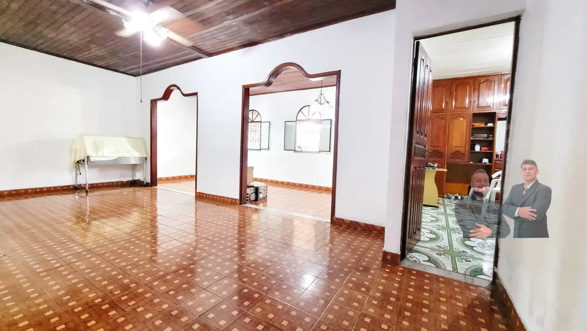 Foto 2 de Casa com 5 quartos à venda, 220m2 em Flores, Manaus - AM