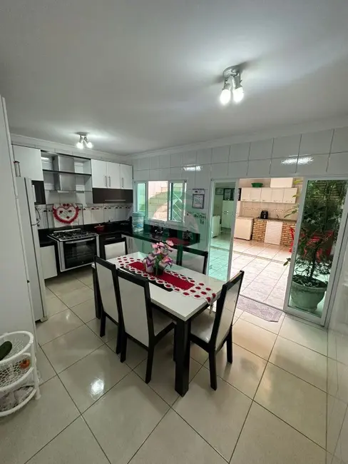 Casa de Condomínio com 4 quartos à venda, 180m2 em Parque São Vicente, Maua - SP - imagem 3 Foto 3 de Casa de Condomínio com 4 quartos à venda, 180m2 em Parque São Vicente, Maua - SP