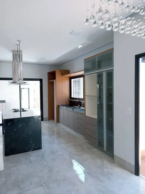 Casa com 3 quartos à venda, 352m2 em Residencial Interlagos, Rio Verde - GO - imagem 5 Foto 5 de Casa com 3 quartos à venda, 352m2 em Residencial Interlagos, Rio Verde - GO