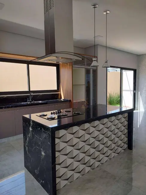 Casa com 3 quartos à venda, 352m2 em Residencial Interlagos, Rio Verde - GO - imagem 3 Foto 3 de Casa com 3 quartos à venda, 352m2 em Residencial Interlagos, Rio Verde - GO