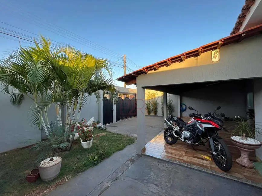 Casa com 3 quartos à venda, 360m2 em Loteamento Gameleira, Rio Verde - GO - imagem 3 Foto 3 de Casa com 3 quartos à venda, 360m2 em Loteamento Gameleira, Rio Verde - GO