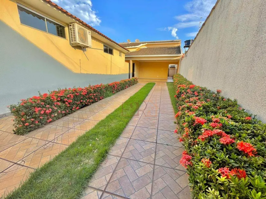 Casa com 3 quartos à venda, 324m2 em Setor Central, Rio Verde - GO - imagem 3 Foto 3 de Casa com 3 quartos à venda, 324m2 em Setor Central, Rio Verde - GO