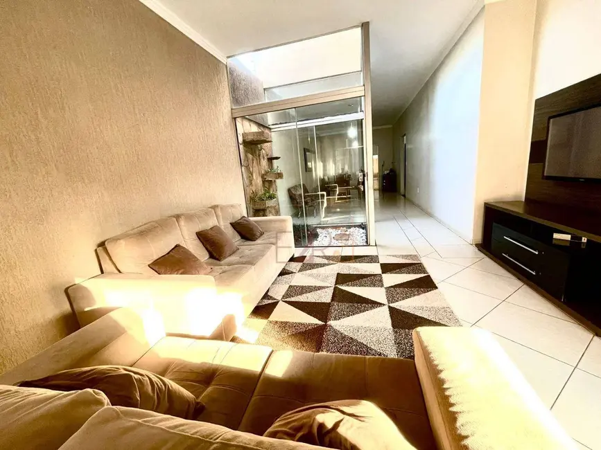 Casa com 3 quartos à venda, 324m2 em Setor Central, Rio Verde - GO - imagem 6 Foto 6 de Casa com 3 quartos à venda, 324m2 em Setor Central, Rio Verde - GO