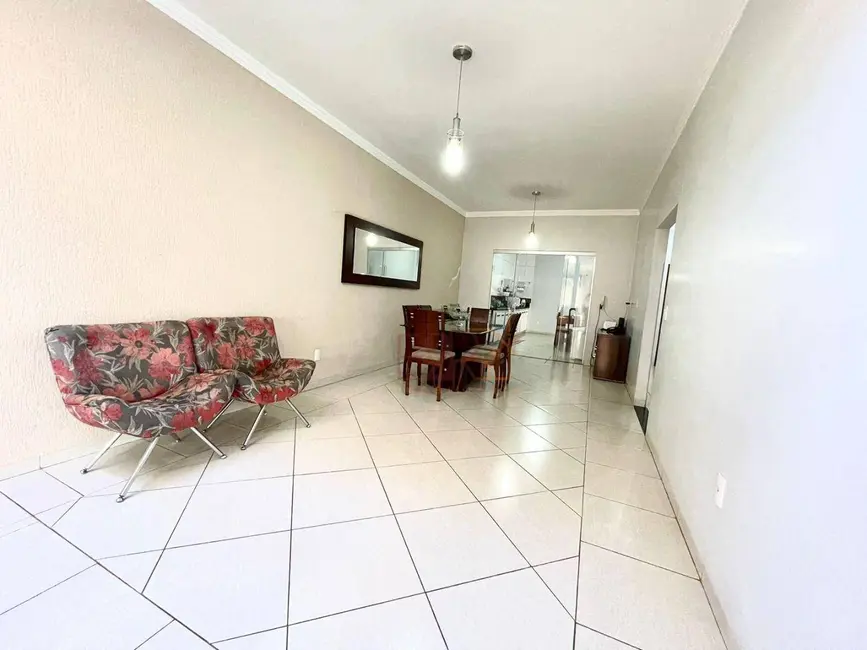 Casa com 3 quartos à venda, 324m2 em Setor Central, Rio Verde - GO - imagem 9 Foto 9 de Casa com 3 quartos à venda, 324m2 em Setor Central, Rio Verde - GO