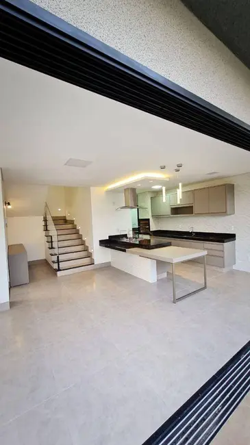 Sobrado com 3 quartos à venda, 173m2 em Residencial Interlagos, Rio Verde - GO - imagem 3 Foto 3 de Sobrado com 3 quartos à venda, 173m2 em Residencial Interlagos, Rio Verde - GO