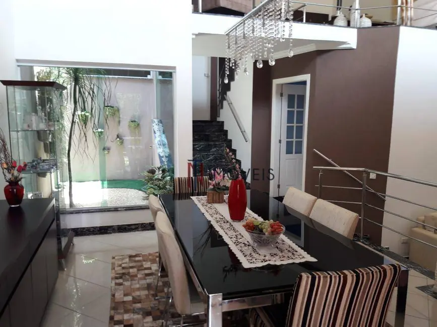 Foto 3 de Casa com 4 quartos à venda, 600m2 em Vila Petrópolis, Atibaia - SP