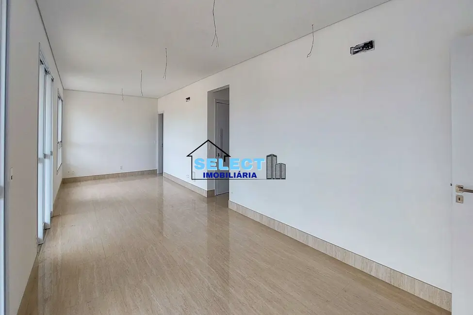 Apartamento com 4 quartos para alugar, 247m2 em Vila Embaré, Valinhos - SP - imagem 9 Foto 9 de Apartamento com 4 quartos para alugar, 247m2 em Vila Embaré, Valinhos - SP