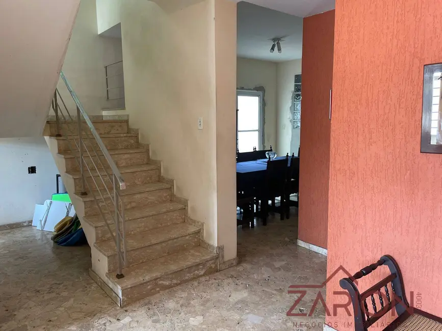 Casa com 3 quartos para alugar, 218m2 em Centro, Taubate - SP - imagem 3 Foto 3 de Casa com 3 quartos para alugar, 218m2 em Centro, Taubate - SP