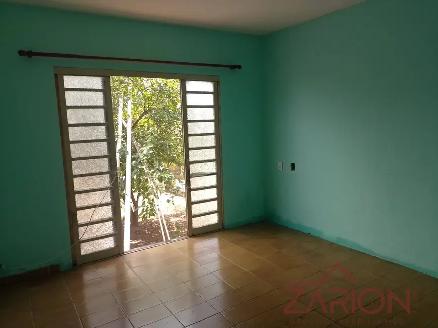 Foto 3 de Casa com 2 quartos para alugar, 300m2 em Jardim Sandra Maria, Taubate - SP
