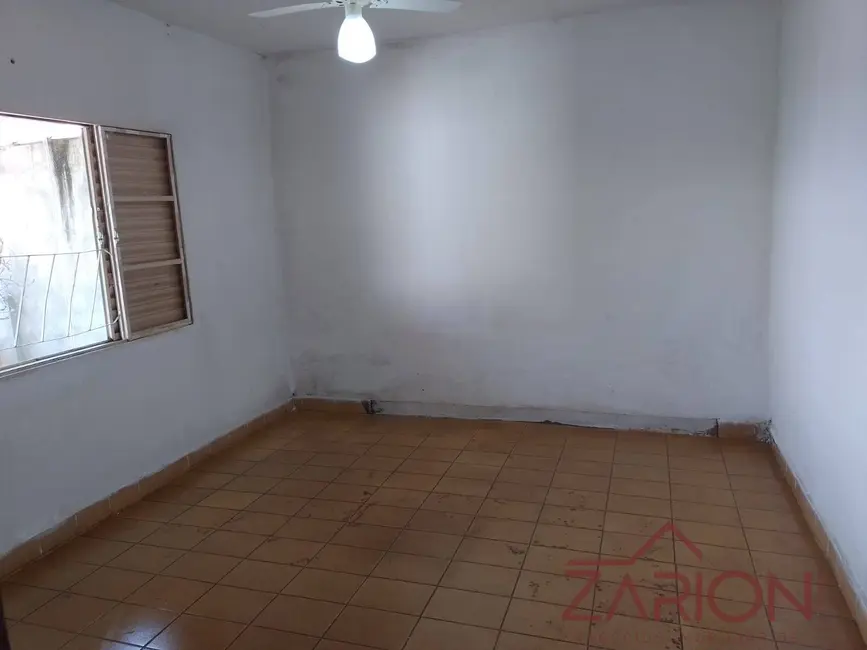 Foto 4 de Casa com 2 quartos para alugar, 300m2 em Jardim Sandra Maria, Taubate - SP