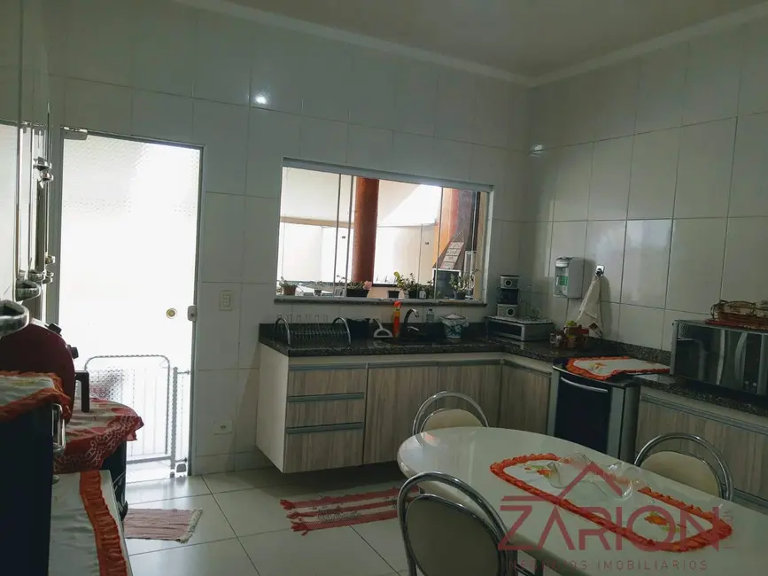Foto 3 de Casa com 4 quartos à venda e para alugar, 230m2 em Piracangaguá, Taubate - SP