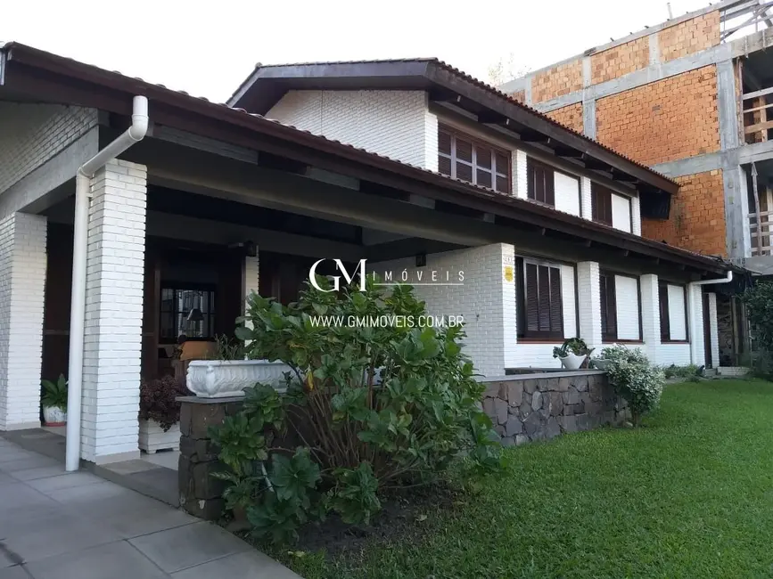 Foto 1 de Casa com 5 quartos à venda, 252m2 em Torres - RS