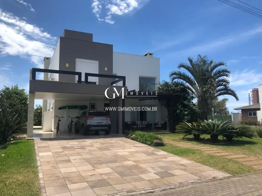 Foto 1 de Casa com 3 quartos à venda, 210m2 em Torres - RS