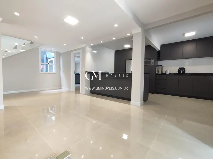 Foto 1 de Casa com 5 quartos à venda, 220m2 em Centro, Torres - RS
