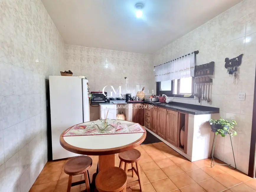 Casa com 4 quartos à venda, 255m2 em Centro, Torres - RS - imagem 6 Foto 6 de Casa com 4 quartos à venda, 255m2 em Centro, Torres - RS