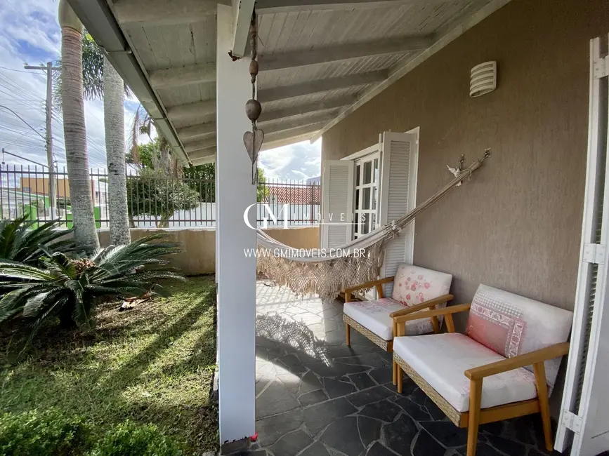 Casa com 3 quartos à venda, 240m2 em Centro, Torres - RS - imagem 3 Foto 3 de Casa com 3 quartos à venda, 240m2 em Centro, Torres - RS