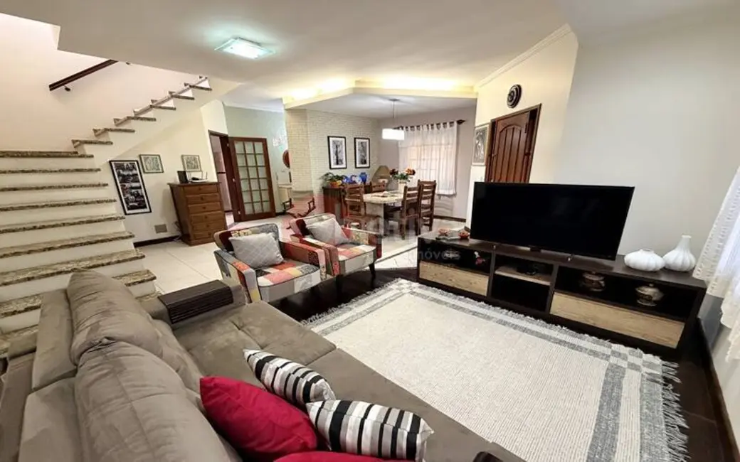 Foto 1 de Casa com 6 quartos à venda, 420m2 em Parque Central, Cabo Frio - RJ