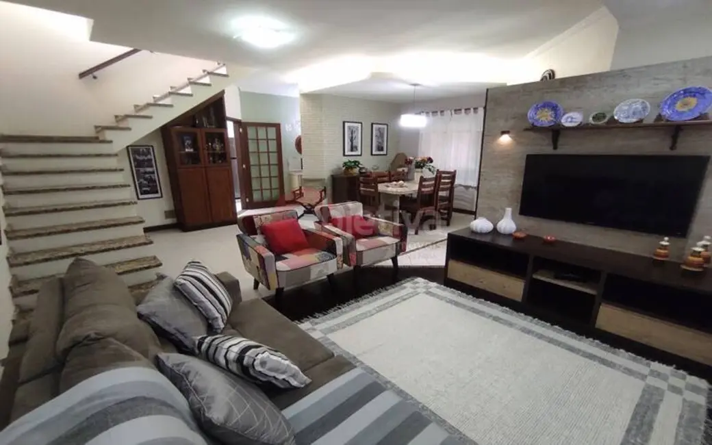 Foto 4 de Casa com 6 quartos à venda, 420m2 em Parque Central, Cabo Frio - RJ