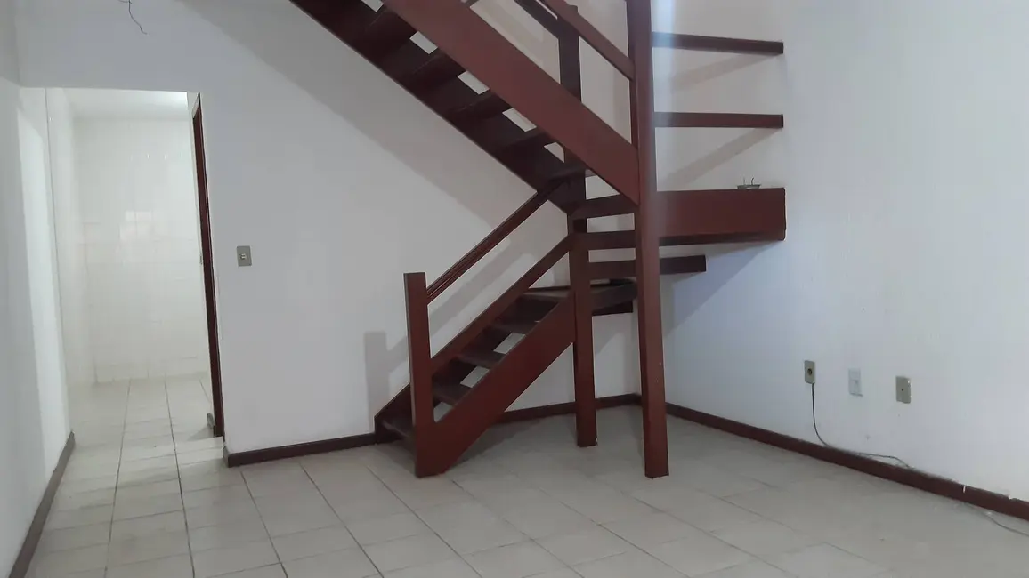 Casa de Condomínio com 2 quartos para alugar, 66m2 em Praia do Siqueira, Cabo Frio - RJ - imagem 3 Foto 3 de Casa de Condomínio com 2 quartos para alugar, 66m2 em Praia do Siqueira, Cabo Frio - RJ
