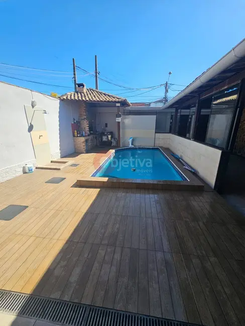 Foto 1 de Casa com 5 quartos à venda e para alugar, 300m2 em Parque Burle, Cabo Frio - RJ