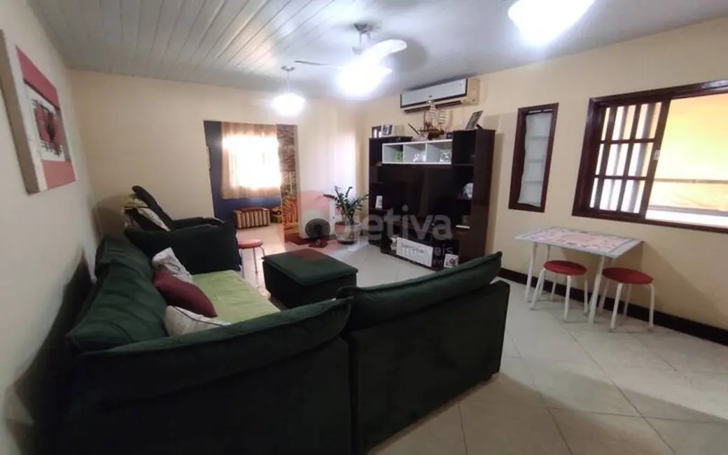 Casa com 2 quartos para alugar, 100m2 em Jardim Caiçara, Cabo Frio - RJ - imagem 3 Foto 3 de Casa com 2 quartos para alugar, 100m2 em Jardim Caiçara, Cabo Frio - RJ