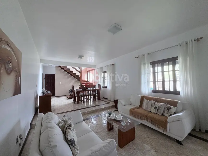 Casa de Condomínio com 5 quartos à venda, 600m2 em Ogiva, Cabo Frio - RJ - imagem 1 Foto 1 de Casa de Condomínio com 5 quartos à venda, 600m2 em Ogiva, Cabo Frio - RJ