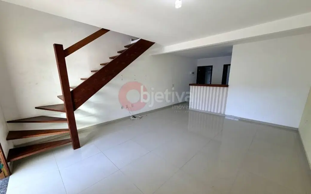 Foto 2 de Casa de Condomínio com 2 quartos à venda e para alugar, 75m2 em Ogiva, Cabo Frio - RJ