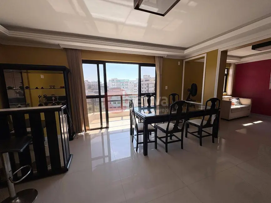 Foto 2 de Apartamento com 4 quartos à venda, 270m2 em Algodoal, Cabo Frio - RJ