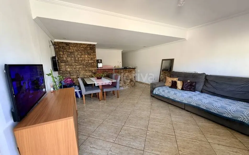 Foto 2 de Casa com 2 quartos à venda, 85m2 em Parque Burle, Cabo Frio - RJ