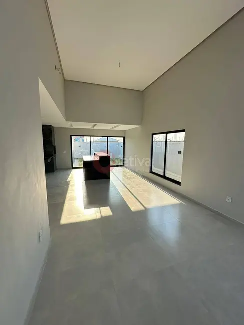 Foto 2 de Casa de Condomínio com 3 quartos à venda, 252m2 em Nova São Pedro, Sao Pedro Da Aldeia - RJ