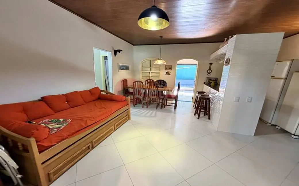 Casa de Condomínio com 3 quartos à venda, 100m2 em Palmeiras, Cabo Frio - RJ - imagem 2 Foto 2 de Casa de Condomínio com 3 quartos à venda, 100m2 em Palmeiras, Cabo Frio - RJ