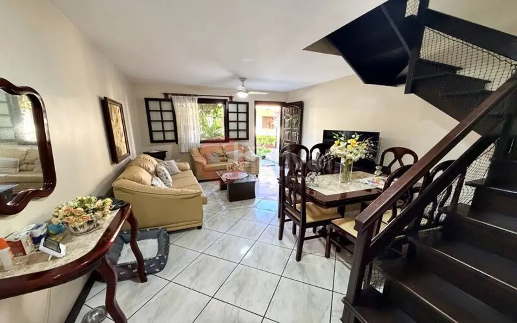 Casa de Condomínio com 2 quartos para alugar, 85m2 em Jardim Flamboyant, Cabo Frio - RJ - imagem 3 Foto 3 de Casa de Condomínio com 2 quartos para alugar, 85m2 em Jardim Flamboyant, Cabo Frio - RJ