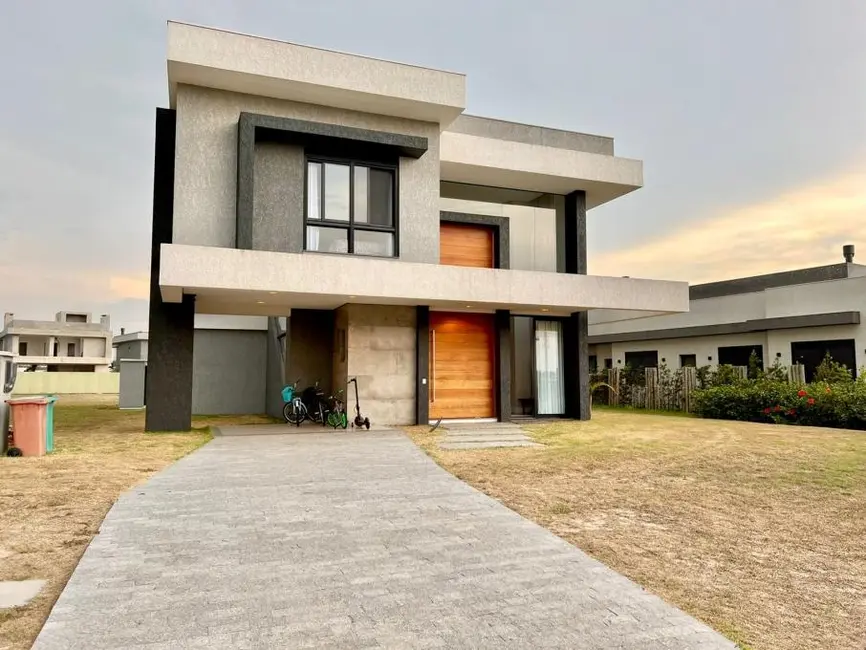 Foto 9 de Casa de Condomínio com 4 quartos à venda, 220m2 em Capao Da Canoa - RS