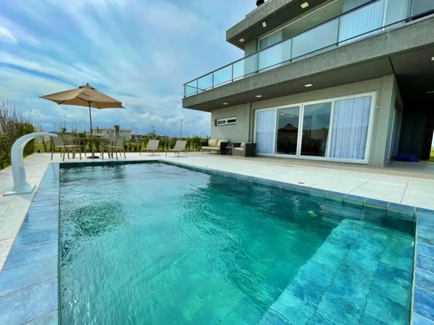 Foto 1 de Casa de Condomínio com 4 quartos à venda, 300m2 em Capao Da Canoa - RS