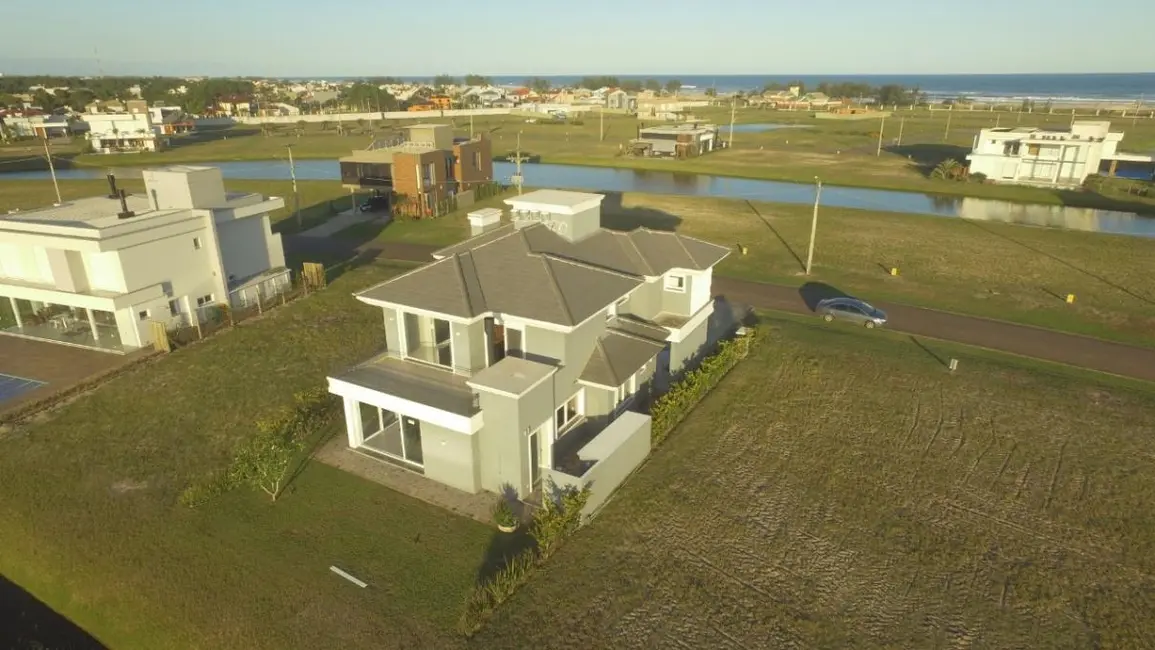 Foto 1 de Casa de Condomínio com 4 quartos à venda, 300m2 em Capao Da Canoa - RS