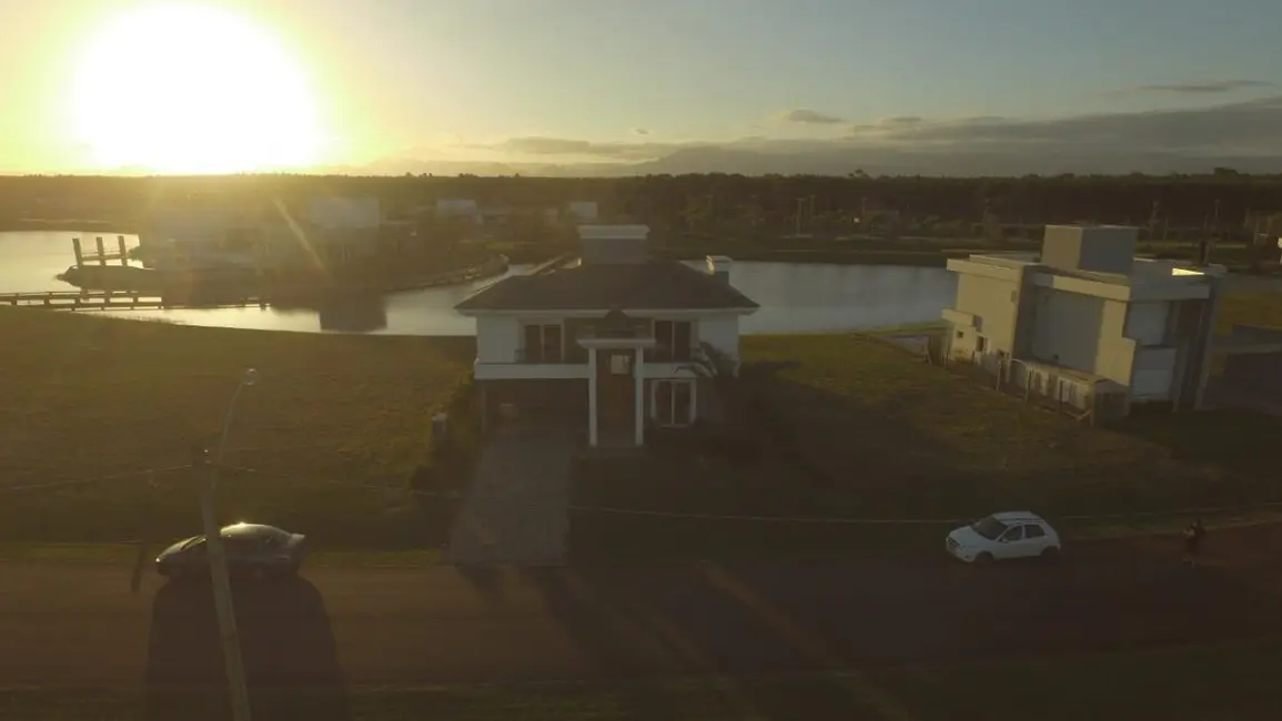 Casa de Condomínio com 4 quartos à venda, 300m2 em Capao Da Canoa - RS - imagem 5 Foto 5 de Casa de Condomínio com 4 quartos à venda, 300m2 em Capao Da Canoa - RS
