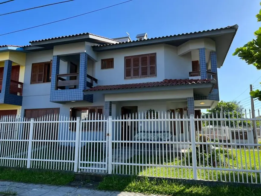 Foto 1 de Sobrado com 3 quartos à venda, 180m2 em Capao Da Canoa - RS